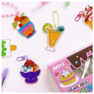 Set Glass Deco Deserturi cu vopsele pentru sticlă, captatoare de soare și modele de prăjituri colorate, ideal pentru activități creative și decorațiuni handmade.