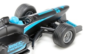 SIKU 1357 – Mașină de curse tip Formula 1 din metal, cu uși mobile și anvelope din cauciuc, design sportiv și detalii realiste pentru colecționari.
