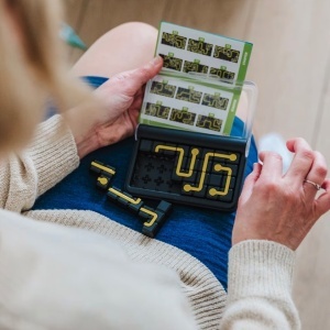 Joc Smart Games IQ Circuit cu tablă compactă, piese puzzle cu două fețe și trasee care trebuie conectate pentru a forma circuite complete.