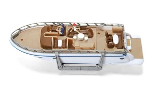 Set SIKU 1849 format din camion cap tractor, platformă de transport și yacht, realizat cu detalii realiste și finisaje premium specifice modelelor SIKU.