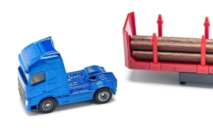 Model miniatural SIKU 1659 transportor de bușteni, realizat predominant din metal, cu detalii inspirate de vehiculele forestiere utilizate pentru transportul lemnului.