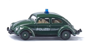 Model miniatural SIKU 1560 Volkswagen Beetle Police verde închis, cu girofaruri albastre, caroserie metalică și detalii inspirate de vehiculele clasice de poliție.