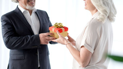 Idei de cadouri pentru femei si barbati 50+ | Creativgift.ro