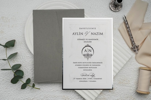 Invitatie de nunta eleganta, cu chenar argintiu si plic gri, 135x193mm – 9144