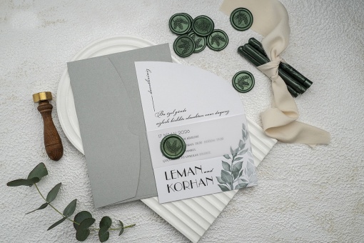 Invitatie de nunta asimetrica, cu frunze si plic verde sage, 135x193mm – 9273