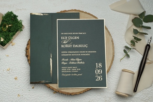Invitatie de nunta verde, cu plic verde si elemente aurii, 135x193mm – 9317