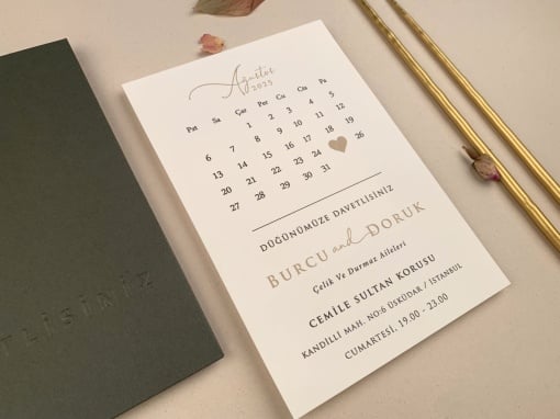 Invitatie de nunta cu calendar si inima aurie – 12275