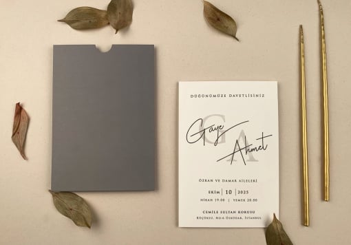 Invitatie nunta minimalista cu plic gri si initiale suprapuse - 12286