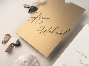 Invitatie de nunta alba cu floare decupata si plic auriu metalizat – 13331,3,Creativ.ro