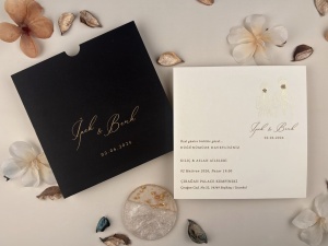 Invitatie de nunta alba cu plic negru si ilustratie aurie – 13328,2,Creativ.ro