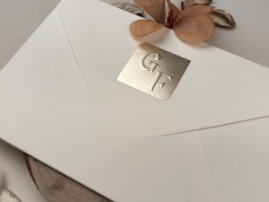 Invitatie de nunta alba cu sigiliu argintiu si design minimalist floral – 13314,3,Creativ.ro