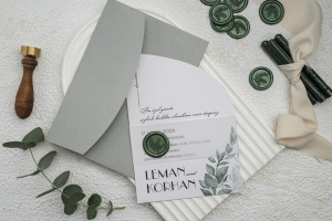 Invitatie de nunta asimetrica, cu frunze si plic verde sage, 135x193mm – 9273,2,Creativ.ro