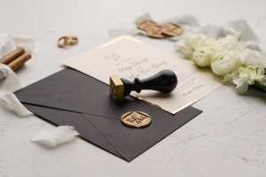 Invitatie de nunta eleganta cu colturi aurii si plic negru, 135x193mm – 9192,8,Creativ.ro