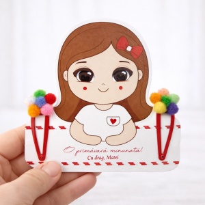 Mărțișor personalizat cu fetiță și doua clame cu pompoane