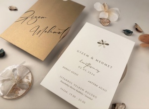 Invitatie de nunta alba cu floare decupata si plic auriu metalizat – 13331,4,Creativ.ro