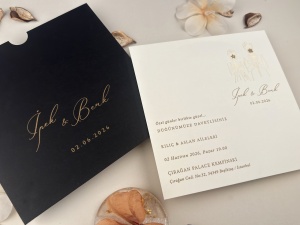 Invitatie de nunta alba cu plic negru si ilustratie aurie – 13328,3,Creativ.ro