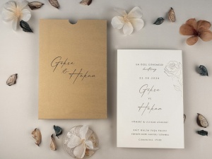 Invitatie de nunta alba cu plic si design floral minimalist – 13325,2,Creativ.ro