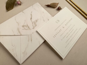 Invitatie cu aspect marmorat si tipografie rafinata – 12280,1,Creativ.ro