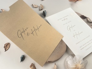 Invitatie de nunta alba cu plic si design floral minimalist – 13325,3,Creativ.ro