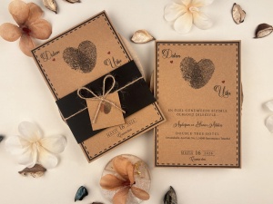 Invitatie de nunta rustica cu design personalizat si amprente in forma de inima – 74769,1,Creativ.ro