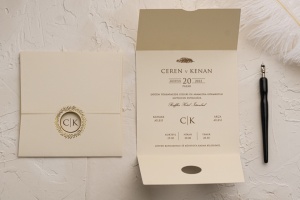 Invitatie de nunta eleganta, beige, cu element auriu, 150x150mm – 9149,2,Creativ.ro