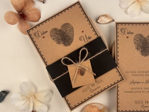 Invitatie de nunta rustica cu design personalizat si amprente in forma de inima – 74769,2,Creativ.ro
