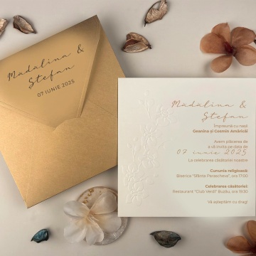 Invitatie de nunta alba cu flori embosate si plic metalizat – 13330,1,Creativ.ro