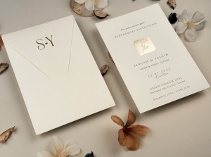Invitatie de nunta alba cu sigiliu floral embosat si design elegant premium – 13321,2,Creativ.ro
