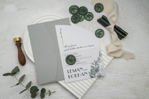 Invitatie de nunta asimetrica, cu frunze si plic verde sage, 135x193mm – 9273,1,Creativ.ro
