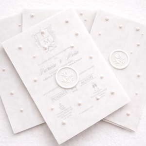 Invitatie de nunta cu hartie de calc, perle si sigiliu