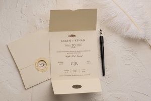 Invitatie de nunta eleganta, beige, cu element auriu, 150x150mm – 9149,3,Creativ.ro