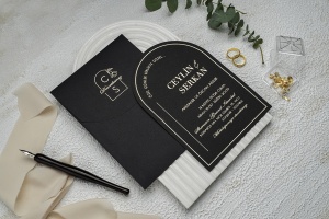 Invitatie de nunta semirotunda eleganta, neagra, cu plic negru, 135x193mm – 9373