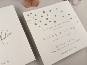 Invitatie de nunta alba cu flori aurii si design elegant premium – 13333,3,Creativ.ro