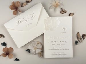 Invitatie de nunta alba cu flori in relief si design elegant premium – 13318,2,Creativ.ro