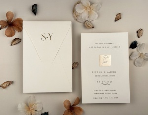 Invitatie de nunta alba cu sigiliu floral embosat si design elegant premium – 13321,3,Creativ.ro