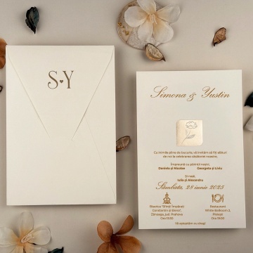 Invitatie de nunta alba cu sigiliu floral embosat si design elegant premium – 13321,1,Creativ.ro