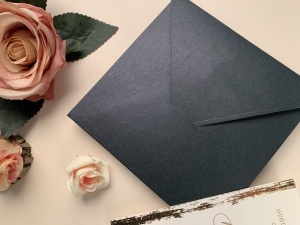 Invitatie de nunta moderna si eleganta cu accente aurii abstracte – 96945,3,Creativ.ro