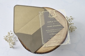 Invitatie de nunta plexiglas transparent cu accente aurii si design premium – 1185