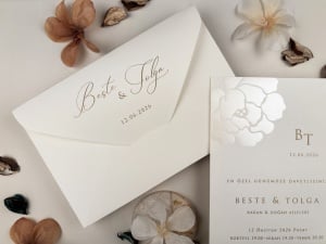 Invitatie de nunta alba cu flori in relief si design elegant premium – 13318,4,Creativ.ro