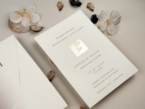 Invitatie de nunta alba cu sigiliu floral embosat si design elegant premium – 13321,5,Creativ.ro