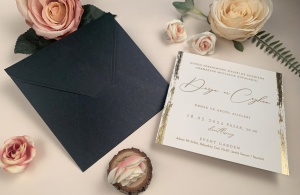 Invitatie de nunta moderna si eleganta cu accente aurii abstracte – 96945,4,Creativ.ro