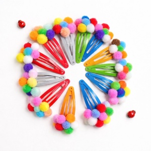 Mărțișor personalizat cu fetiță și doua clame cu pompoane, 2, Creativ.ro