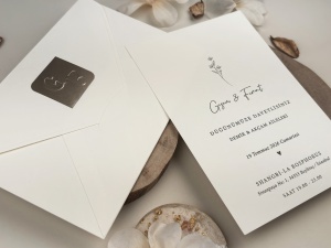 Invitatie de nunta alba cu sigiliu argintiu si design minimalist floral – 13314,1,Creativ.ro
