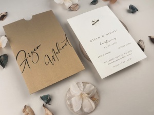Invitatie de nunta alba cu floare decupata si plic auriu metalizat – 13331,2,Creativ.ro