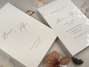 Invitatie de nunta alba cu flori argintii si design elegant premium – 13329,4,Creativ.ro