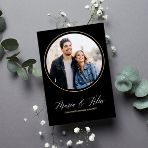 Magnet negru personalizat cu o fotografie rotunda si text