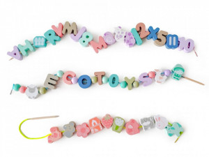 Litere si Cifre din Lemn, Ecotoys, Tip Margele, pentru Creare Siruri, Lantisoare si Bratari, 80 piese colorate - Img 4
