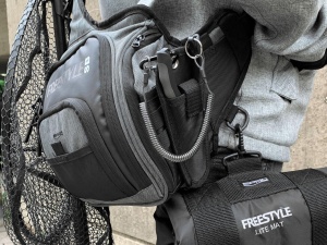 Geanta de umar SPRO Freestyle Shoulder V2 + 2 cutii twistere (25x11x27 cm) - Img 4