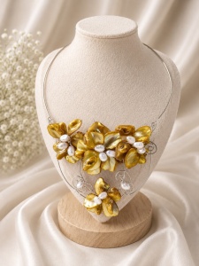 Golden Bloom – Colier statement floral cu perle