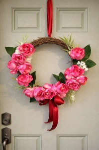 Coroniță Decorativă cu Flori Roz Corai și Fundă Bordo